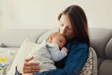 moeder troost verkouden baby
