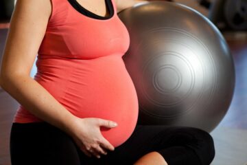 zwangere vrouw volgt een cursus Mensendieck