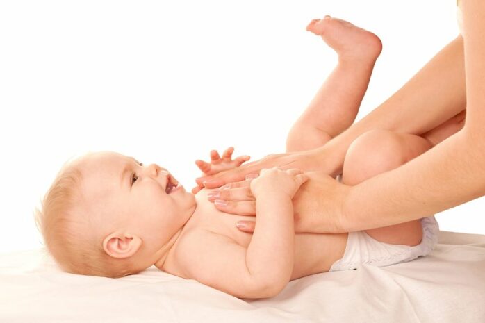 baby-van-6-weken-oud-krijgt-babymassage