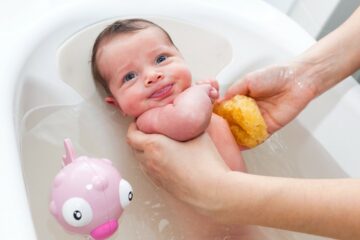 Baby in babybadje