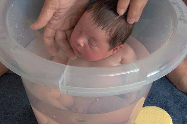 mechanisme Slager Belonend Je baby in bad doen – 24Baby.nl