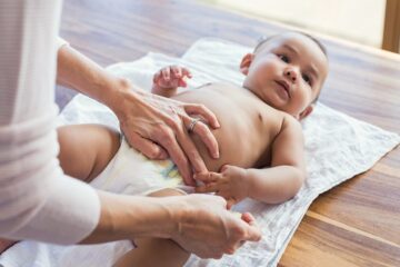 baby wordt verschoond op hydrofiele luier