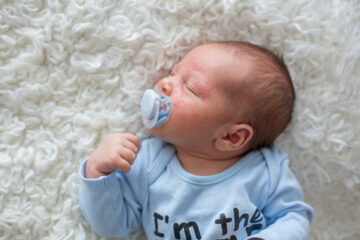Pasgeboren baby met baby acné