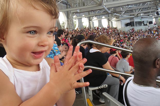 Meisje applaudiseert in Seaworld - de eerste stapjes in Amerika