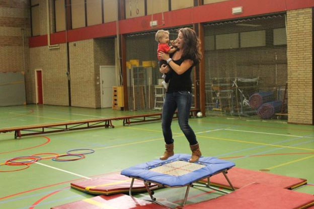 Moeder springt op trampoline met dochter - eerste verjaardag in de sporthal