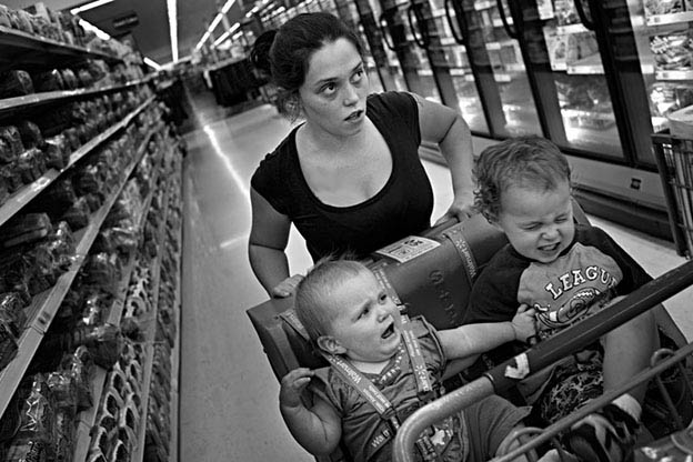 Waarom boodschappen doen met een baby een hel is