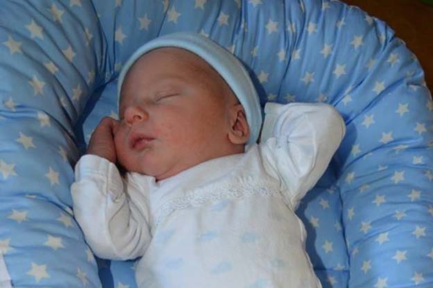 Een baby slaapt in de Nini babysleeper