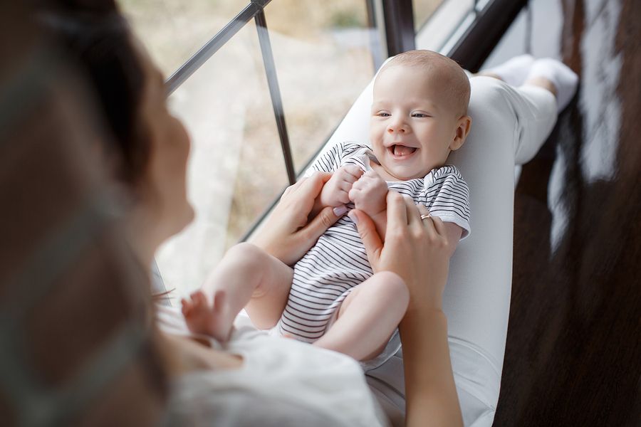 moeder communiceert met haar baby