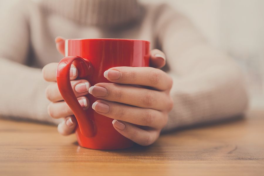 moeder drinkt thee bij Mama Café
