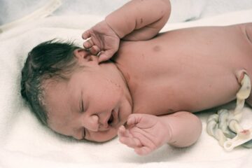 De navelstreng bij een baby vlak na de geboorte