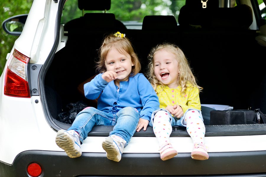Twee vriendinnetjes zitten samen in een auto