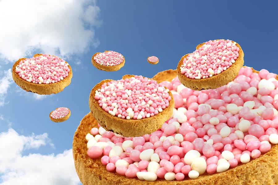 Beschuit met roze en witte muisjes vliegen door de lucht