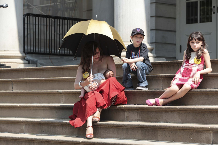 Een vrouw geeft borstvoeding in het openbaar