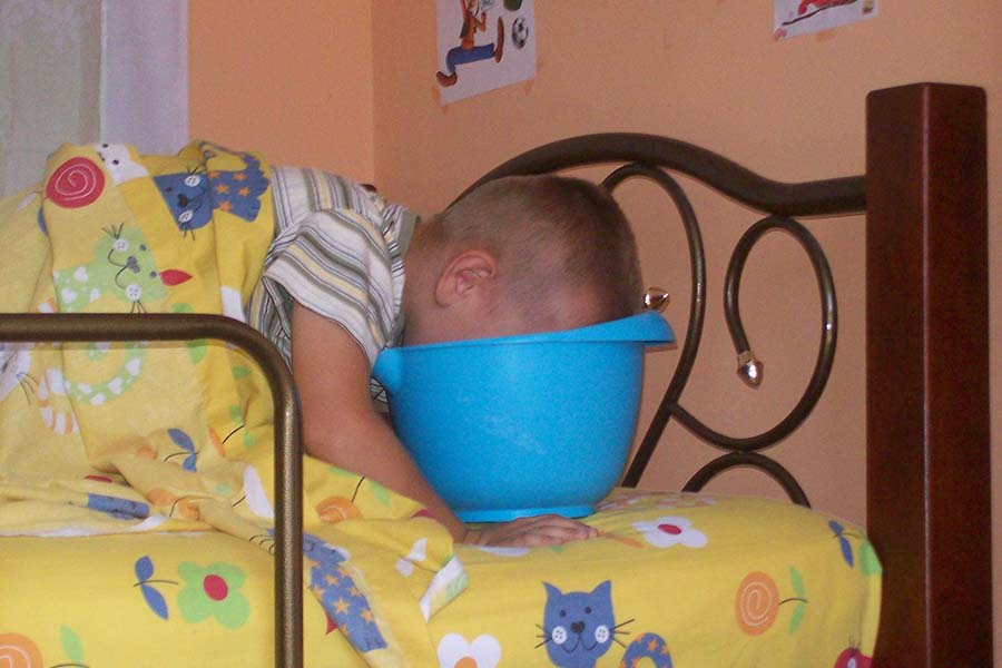 Nachtwerk in uitvoering - kind is aan het kosten in bed