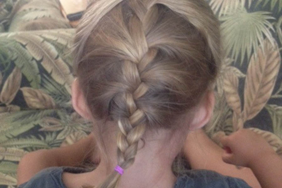 De haartjes van mijn dochter in een vlecht