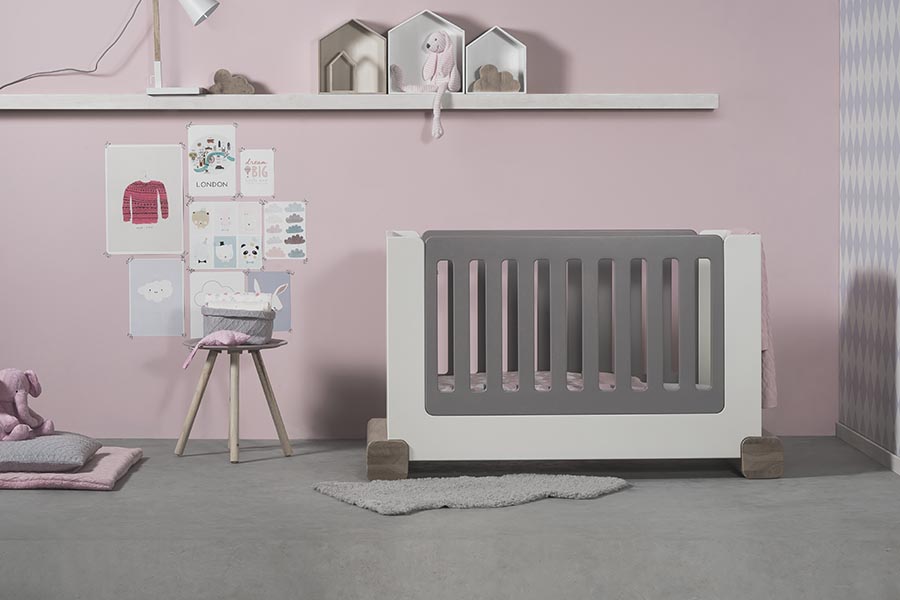 Stoer ledikant van Ukkepuk meubels met een ronde afwerking hoofdfoto