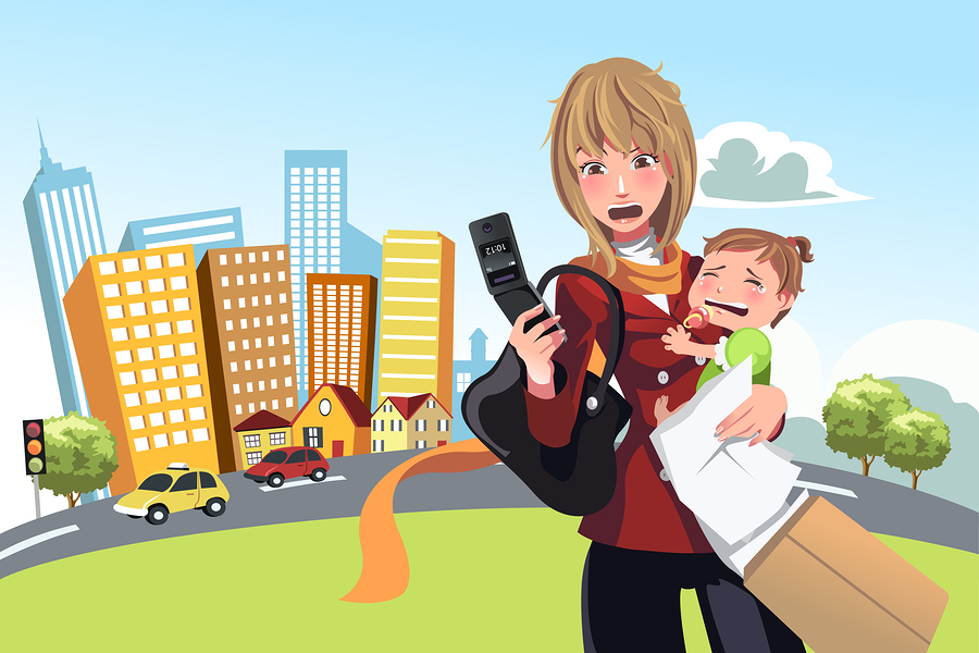 Gefrustreerde vrouw met haar baby - waarom zou je kiezen voor een baby?