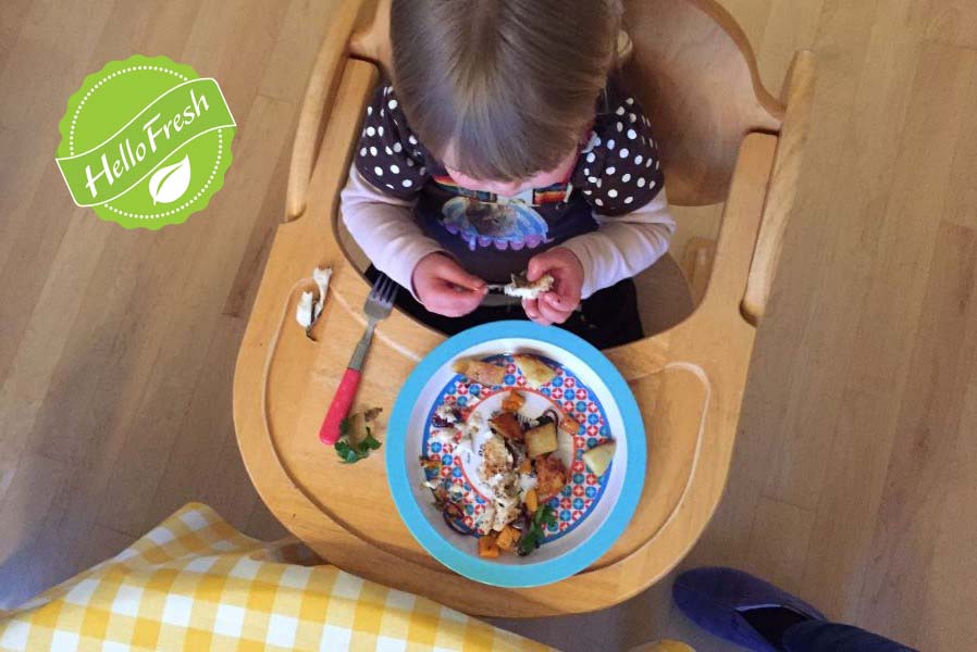 Meisje smult van HelloFresh maaltijd