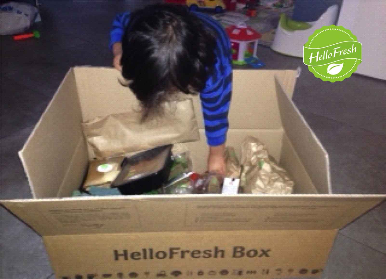 Zoontje Dex pakt de HelloFresh-box uit