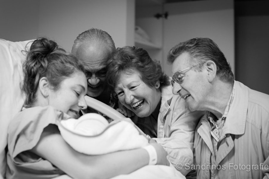 kraambezoek bij pasgeboren baby sandrinos fotografie