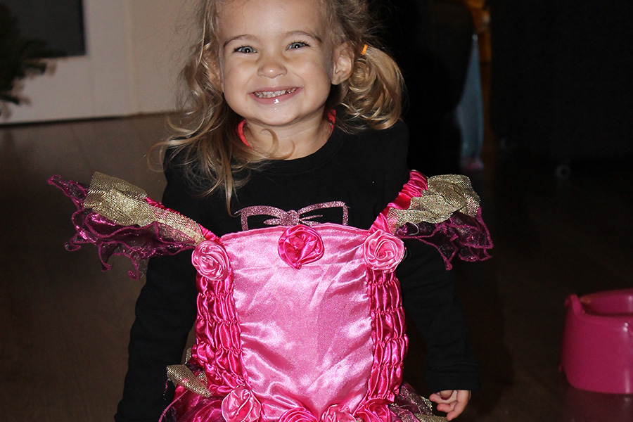 peuter meisje in roze prinsessenjurk geknipt