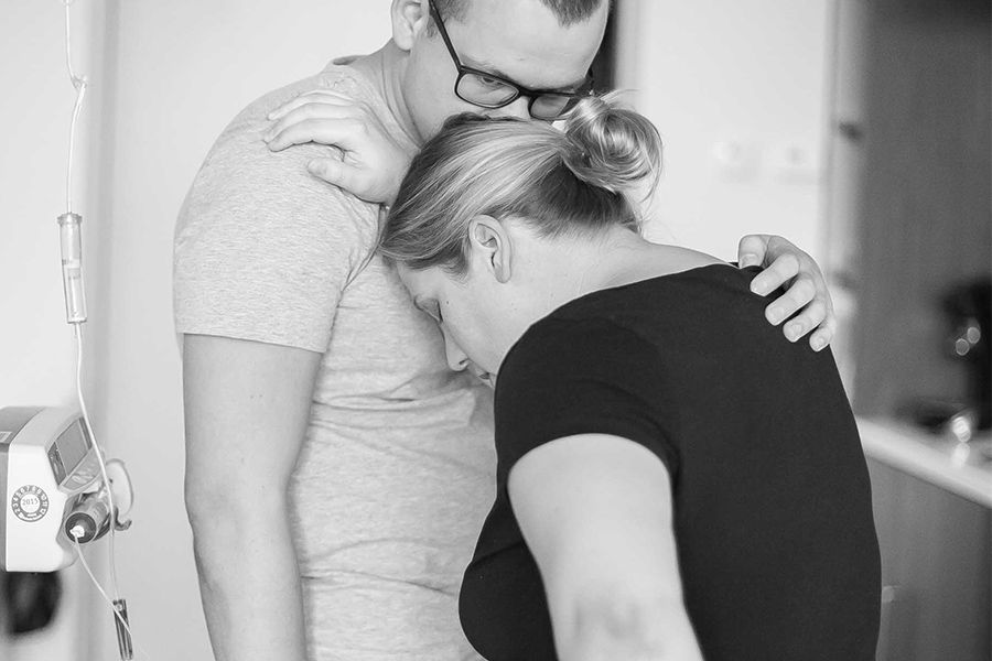 zwangere-vrouw-steunt-op-man-tijdens-weeen-