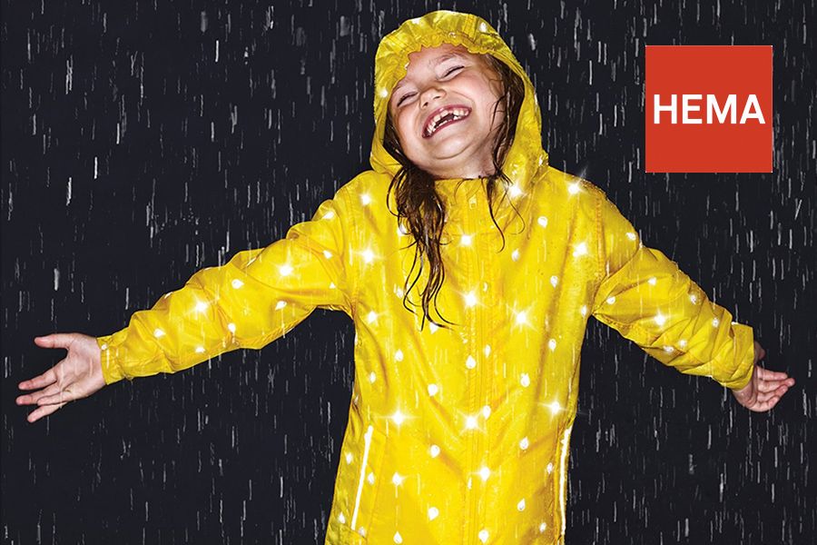 meisje-in-de-regen-met-HEMA-Regenjaszie