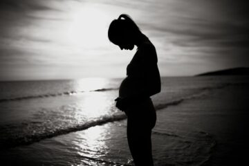 Zwangere vrouw die lichttherapie krijgt voor depressieve klachten staat aan zee