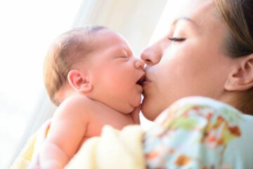 moeder-met-pasgeboren-baby-bij-artikel-screening-via-hip-studie