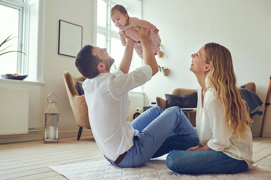 vrolijk-gezin-met-vader-moeder-en-baby-de-hersenontwikkeling-van-je-baby