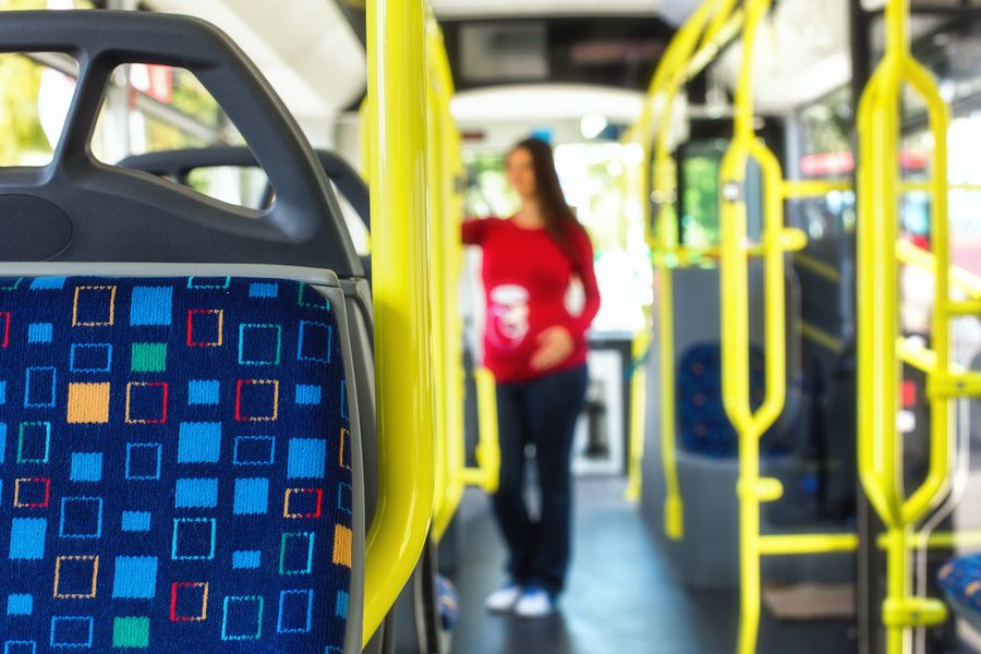 Zwangere vrouw in de bus