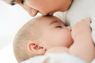 Baby_drinkt_bij_moeder_uit_de_borst_en_ervaart_de_voordelen_van_borstvoeding