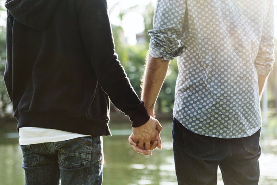 Homostel houdt handen vast