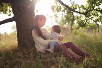 moeder-en-kind-in-bos-na-borstvoeding-afbouwen