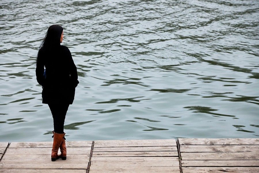 vrouw aan het water, verlies van doodgeboren kindje verwerken