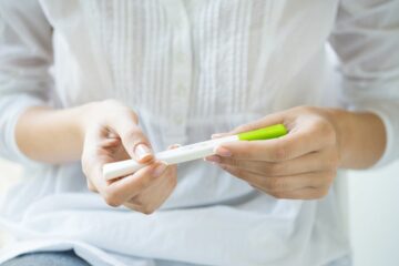vrouw checkt ovulatietest