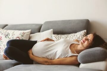 de bevalling van een zwangere vrouw begint met weeën