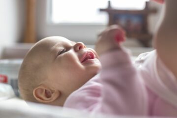 luiers verschonen van een bewegelijke baby