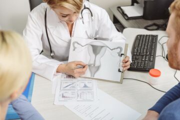 dokter vertelt stel dat zwanger wil worden over vruchtbaarheidsbehandelingen