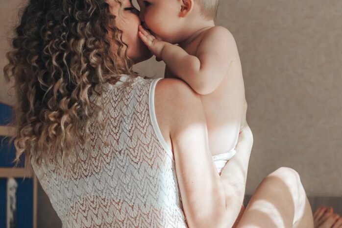 Baby van 9 maanden oud geeft zijn eerste kusje aan moeder