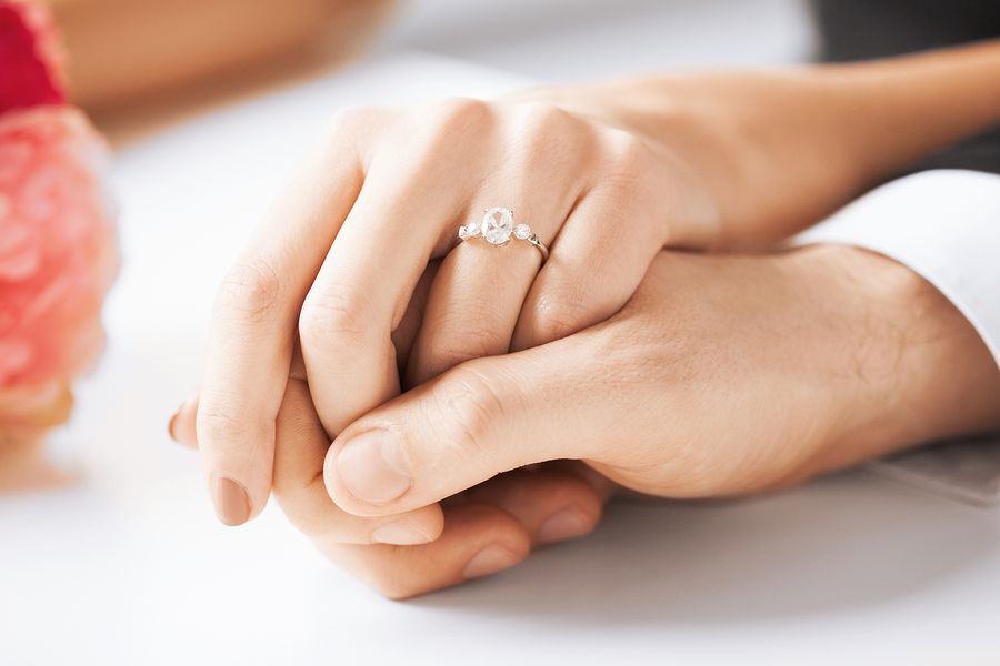 Man en vrouw zijn net getrouwd en houden elkaars hand vast