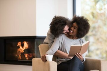 Gelukkig stel bezig met voorbereiding zwangerschap