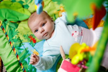 baby ligt op speelkleed