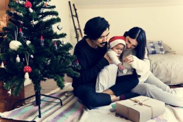 Ouders vieren de eerste kerst met hun baby