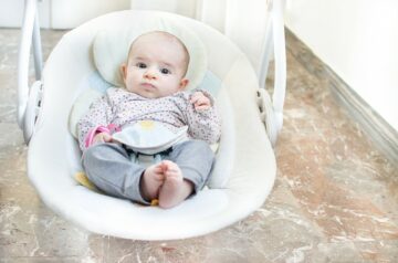 Baby ligt in wipstoel