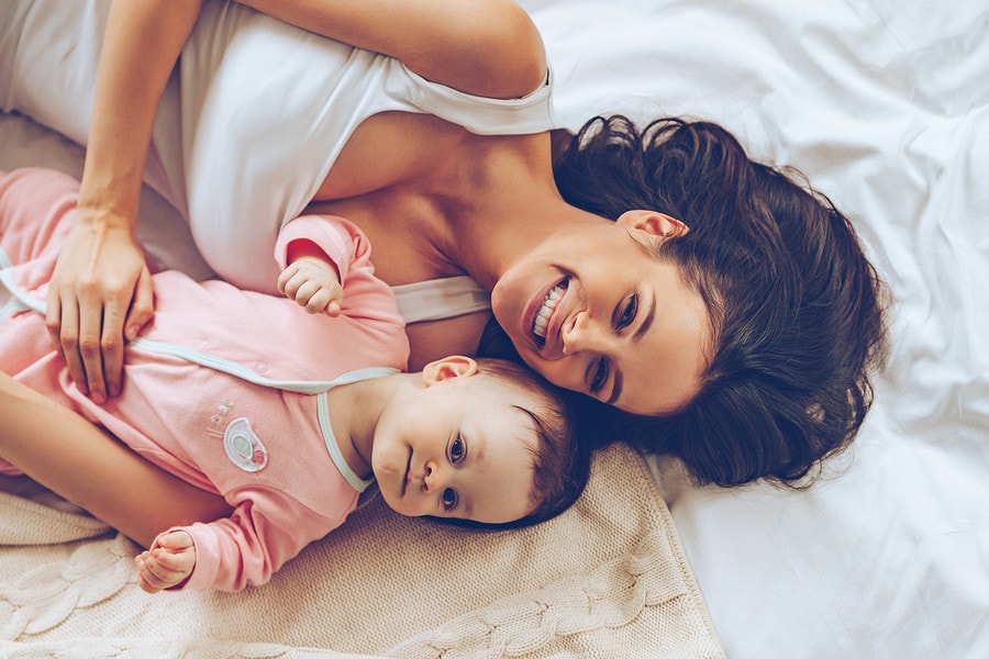 Moeder knuffelt met baby