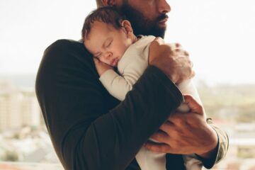 papa troost baby met babykwaaltjes