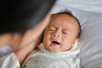 Baby met oorontsteking