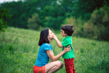 Stotterende peuter communiceert met moeder