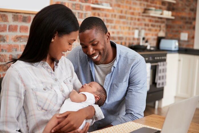 Vader en moeder openen spaarrekening voor hun baby